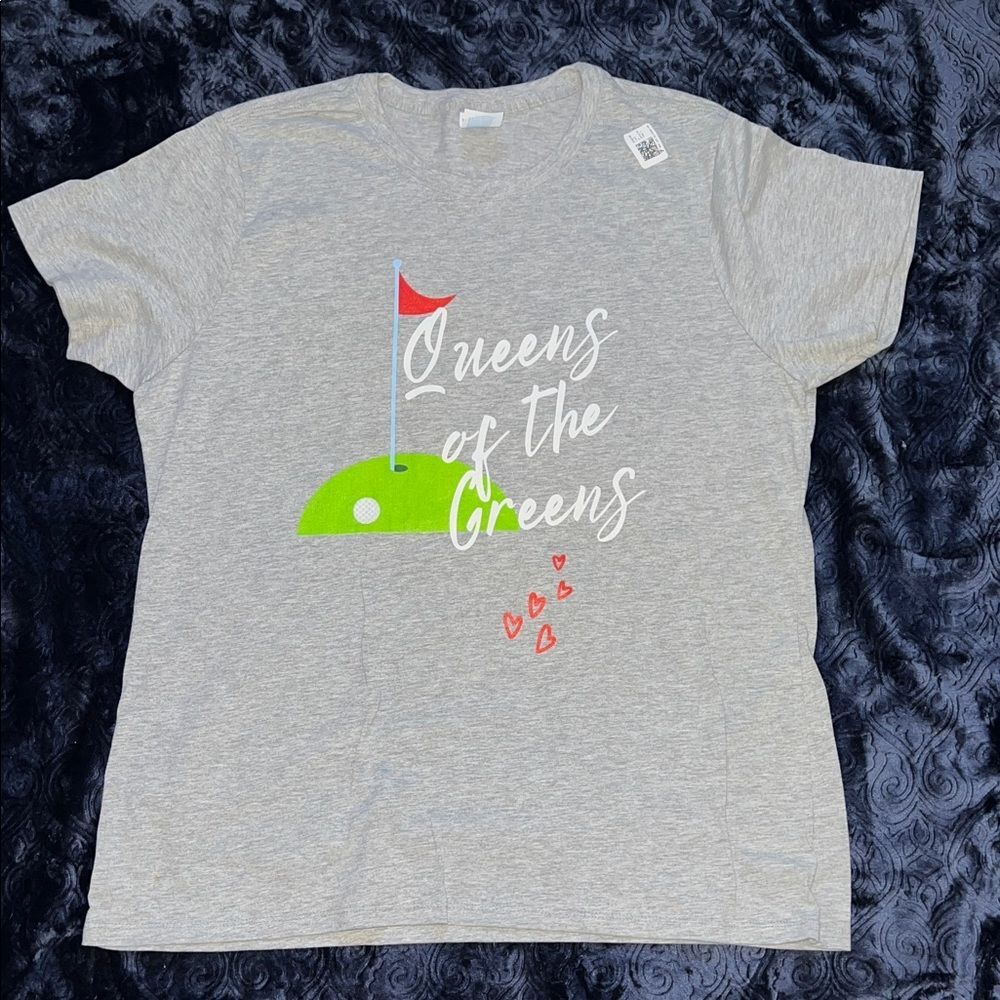 Queens The Greens Women Golf Lover Tee w/ Green and Hearts Design (Ladies XL)